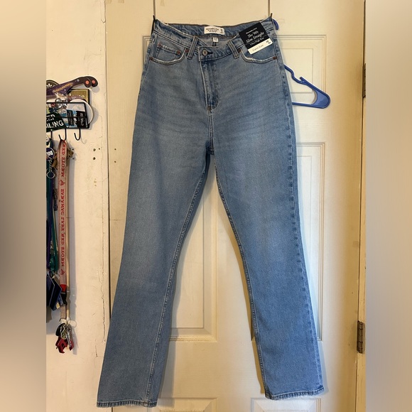 NWT A&F Ultra High Rise The 90’s Slim Straight Jeans - Picture 2 of 4